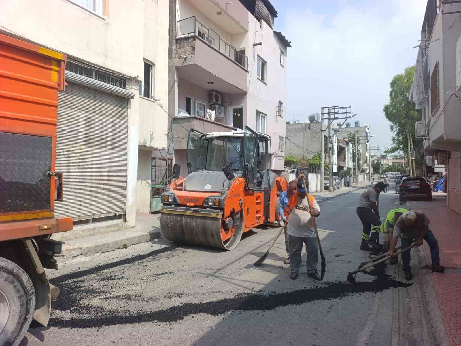 Akdeniz&rsquo;de altyapı &ccedil;alışmaları sonrası bozulan yollar asfaltlanıyor