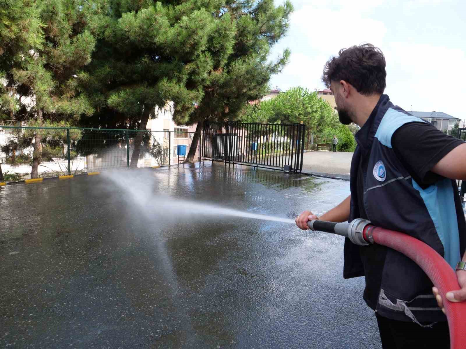 Okul bahçelerinde temizlik mesaisi