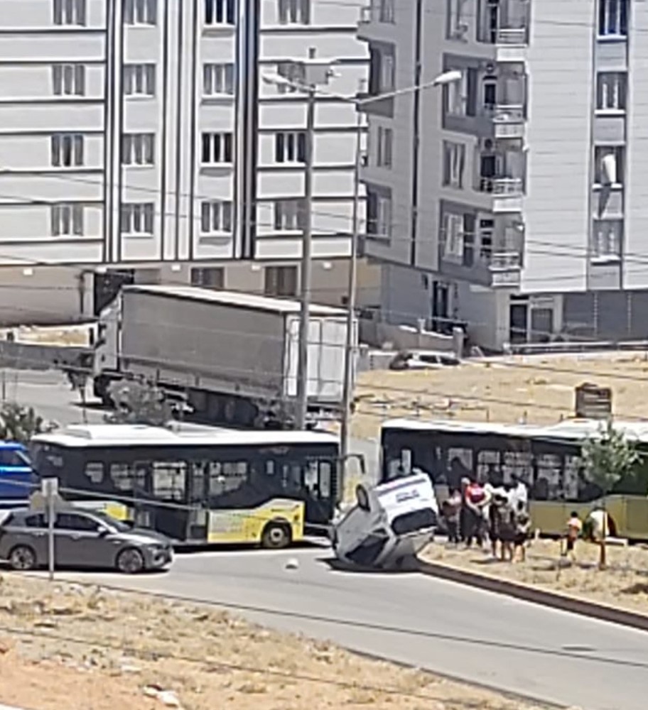Siirt’te belediye otobüsü ile hafif ticari araç çarpıştı: 1 yaralı