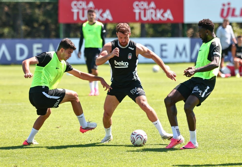 Beşiktaş, Erzurumspor FK ma&ccedil;ı hazırlıklarını s&uuml;rd&uuml;rd&uuml;