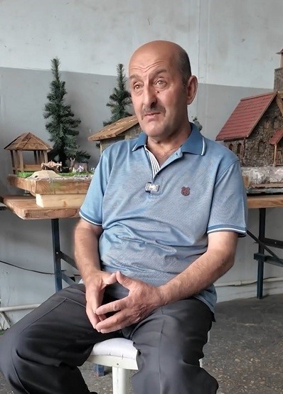 Erzincanlı emekli usta doğadan topladığı taşlarla minyat&uuml;r evler yapıyor