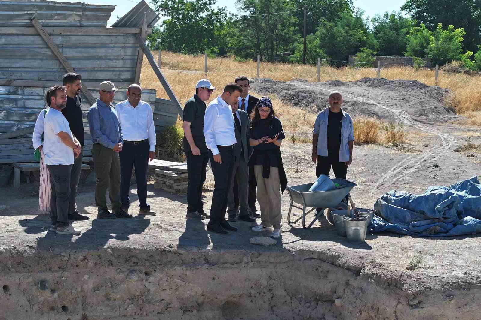 Vali Akmeşe Kınık Höyük Kazı Alanını inceledi