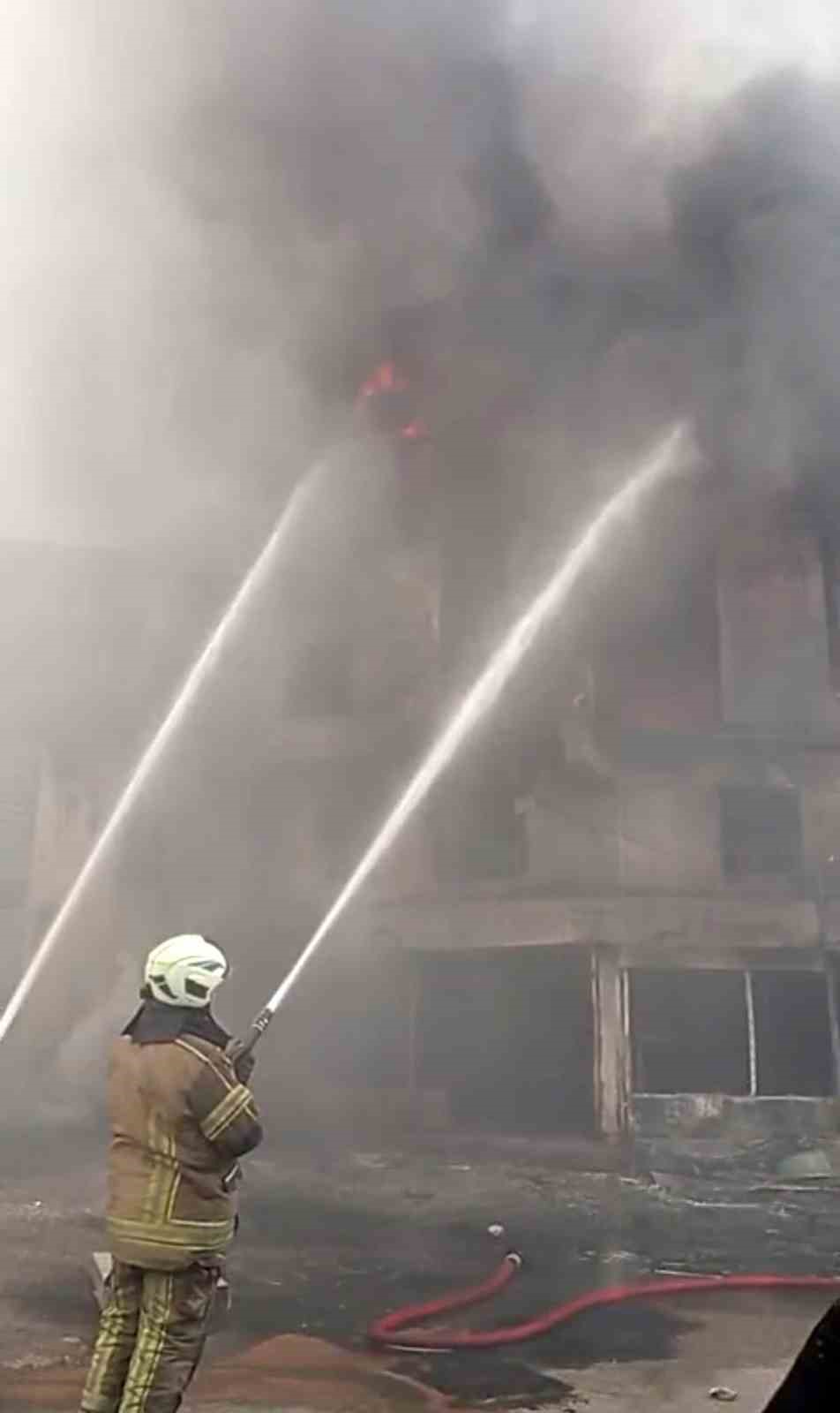 İzmir’de sünger deposunda yangın