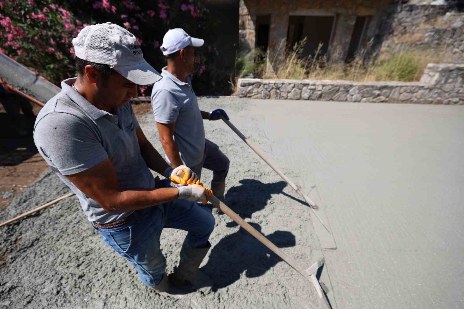 Marmaris’te yol yapım ve bakım çalışmaları sürüyor
