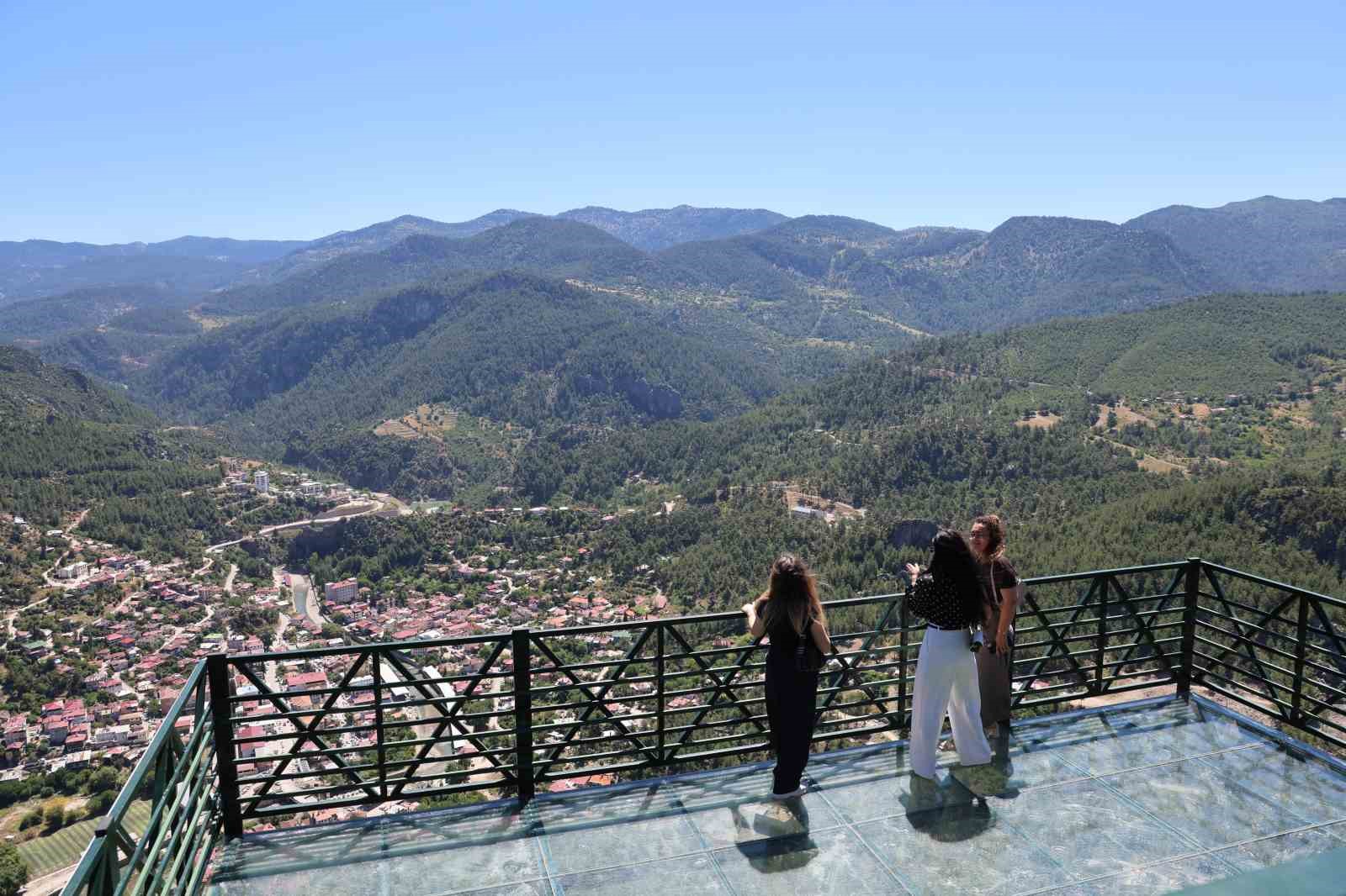 Sıcaktan bunalan Adanalılar, 800 rakımdaki cam seyir terasına akın etti