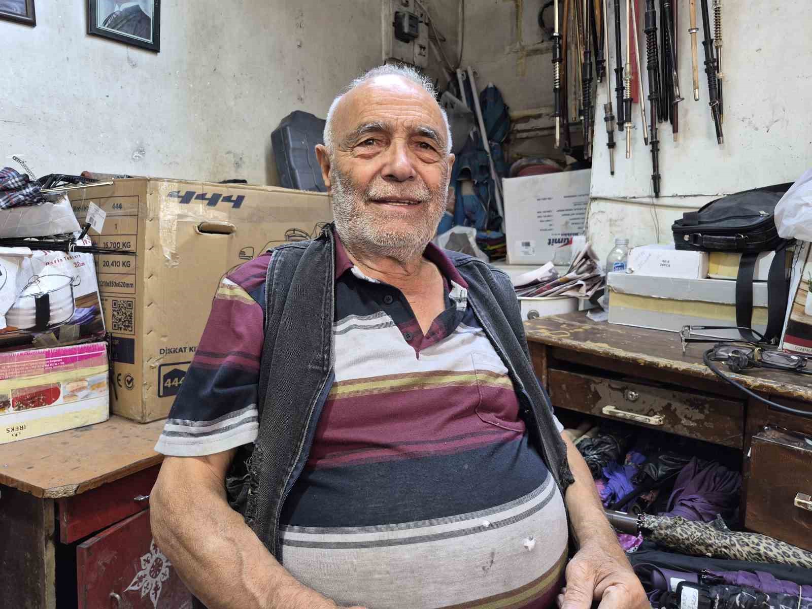 Eskişehir&rsquo;de 82 yaşındaki Erhan amca, yıllardır g&ouml;nl&uuml;n&uuml; verdiği işi yapıyor