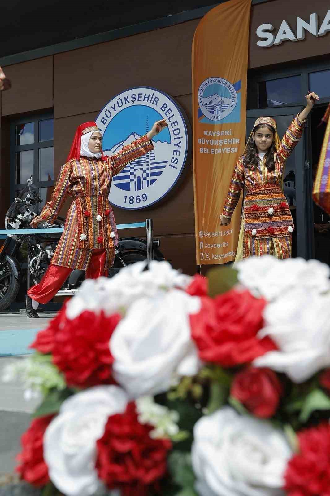 KAYMEK&rsquo;in bin 200 eserlik yıl sonu sergisi a&ccedil;ıldı