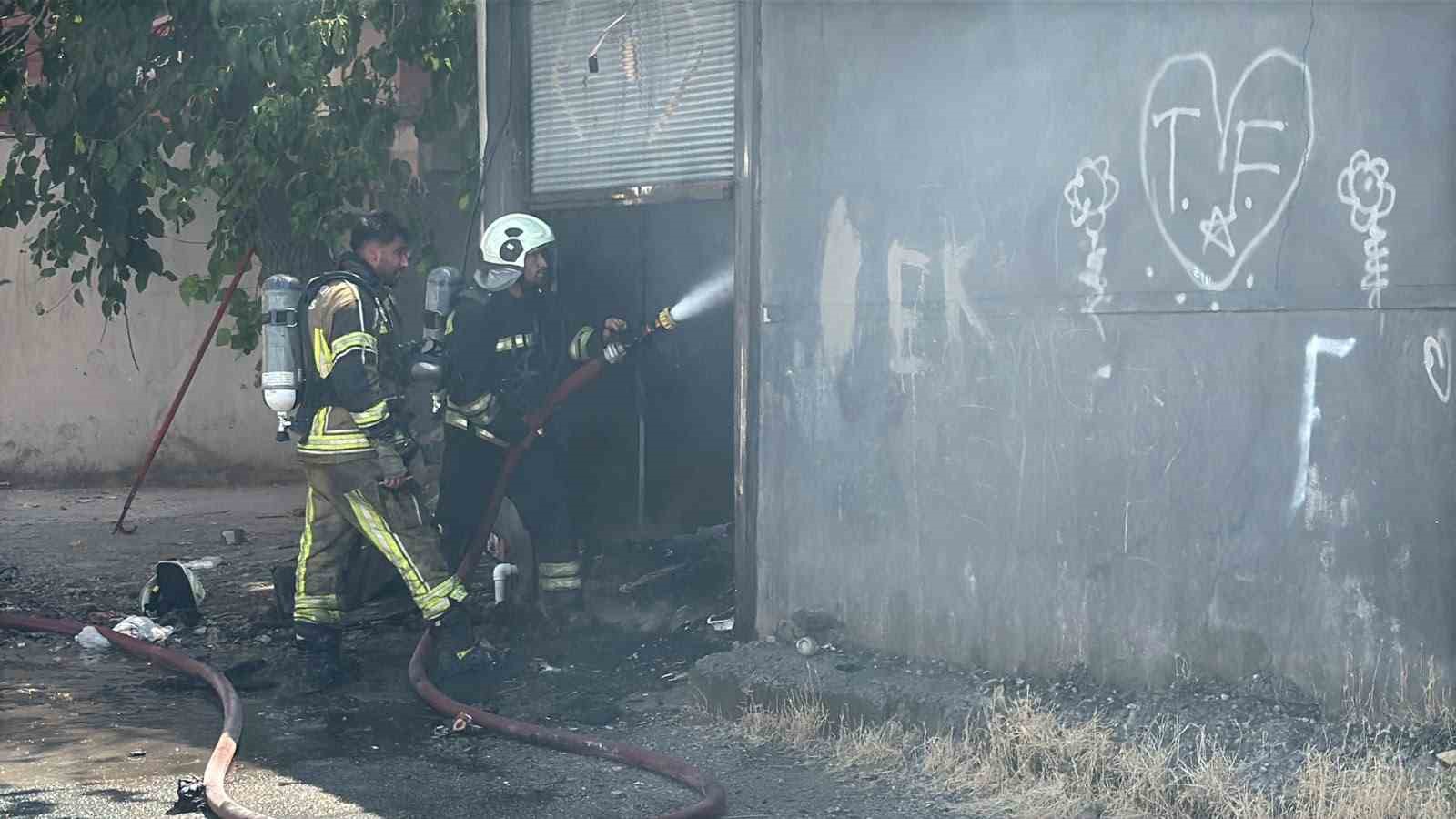 Diyarbakır&rsquo;da marangoz at&ouml;lyesinde yangın: 2 yaralı