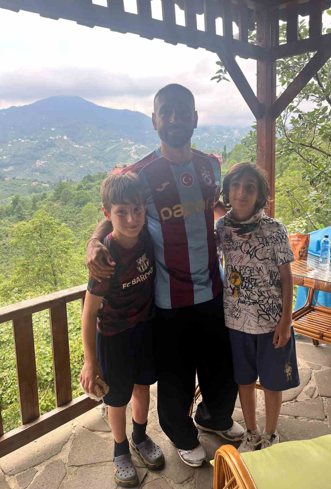 Salah Trabzonspor&rsquo;a imzayı attı, ayağının tozuyla Trabzonspor reklam filmi &ccedil;ekimine katıldı