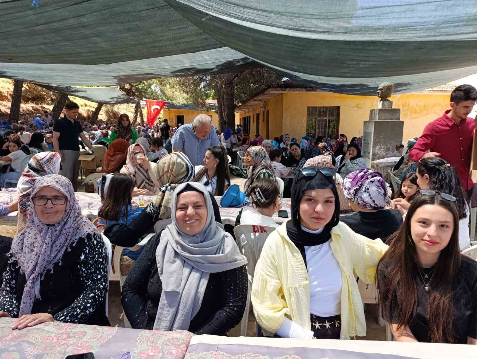 Asırlık gelenek Dutluca&rsquo;da binlerce kişiyi aynı sofrada buluşturdu