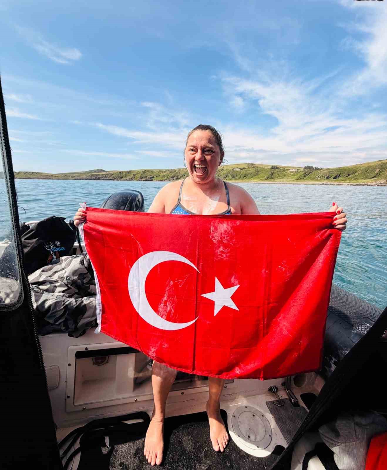 Türk ultramaraton yüzücüsü Melisa Uluarslan, Kuzey Kanalı’nı geçti