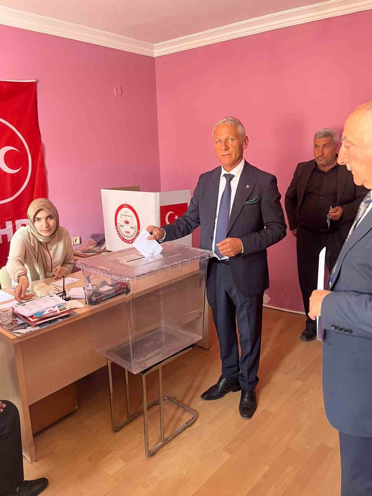 Şahin Yaman, MHP Patnos İl&ccedil;e Başkanı Se&ccedil;ildi