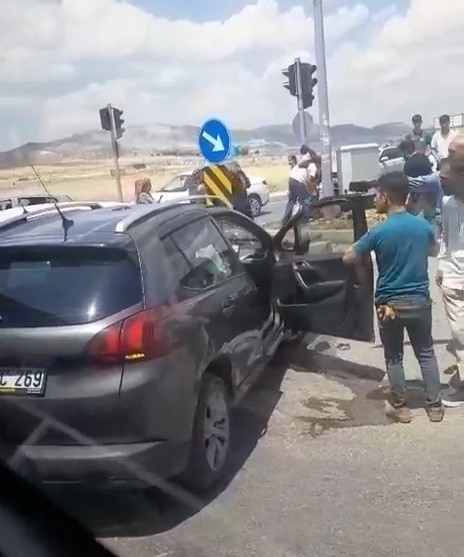 İki otomobilin &ccedil;arpıştığı kazada 1 kişi yaralandı