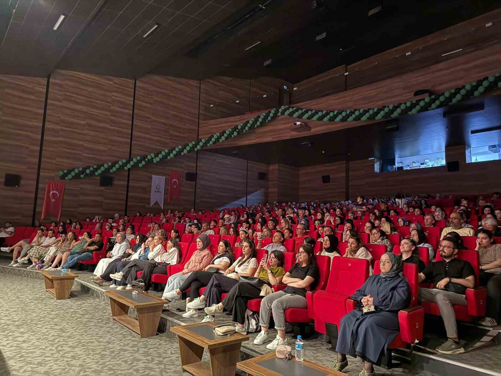 Çayırova’da genç tiyatrocuların sahnelediği oyun beğeni topladı
