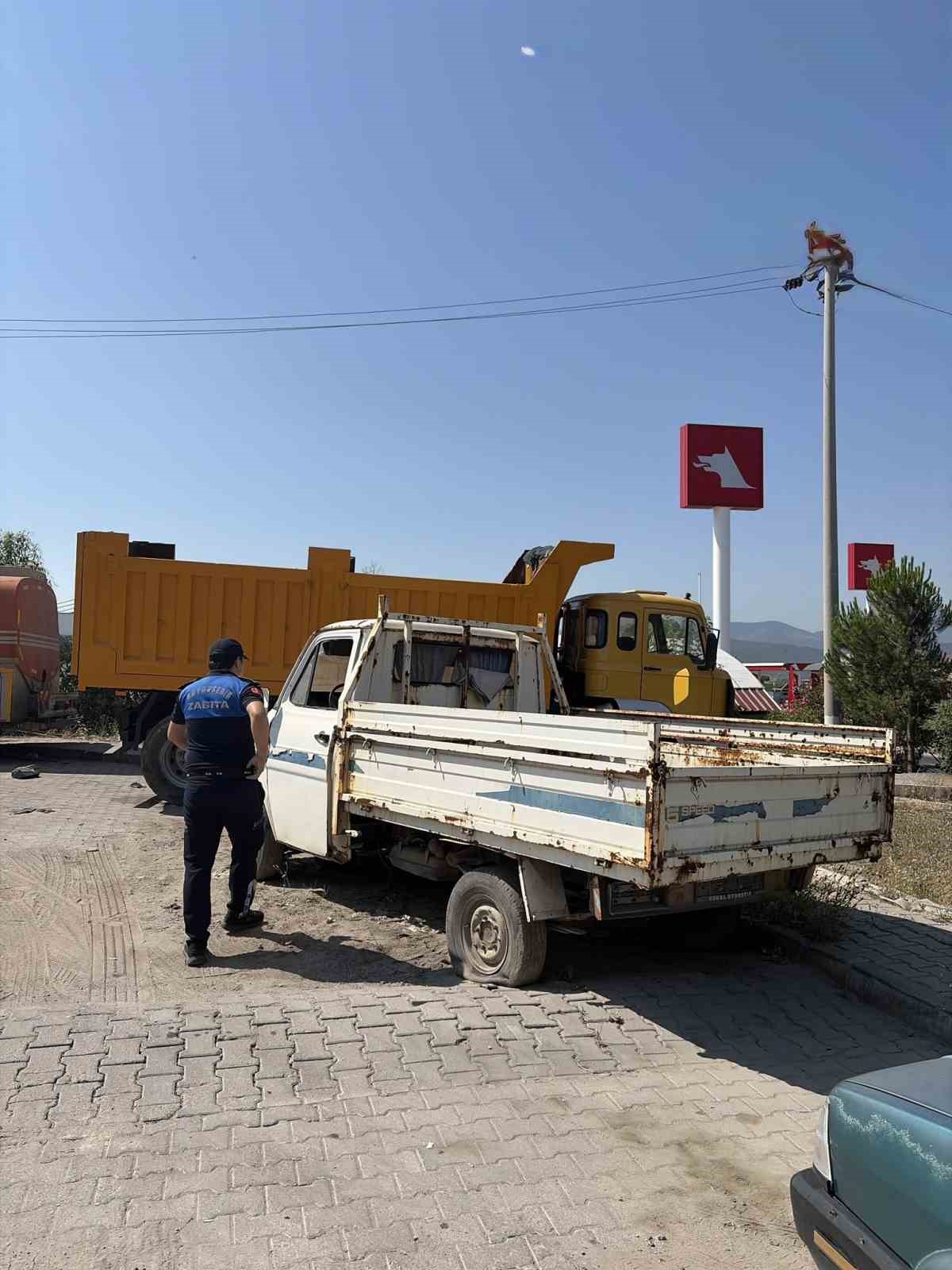 Yatağan’da zabıta ekiplerinden hurda araç operasyonu