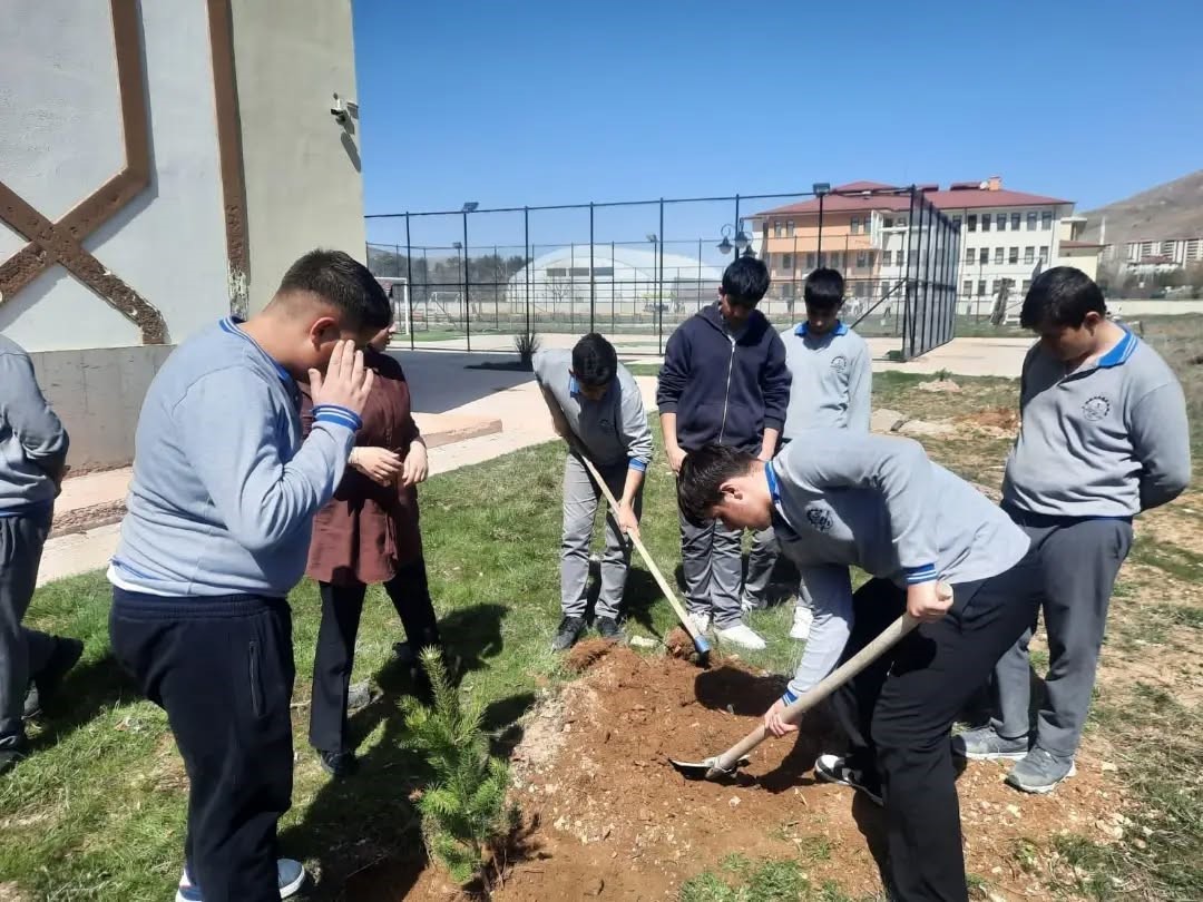 Bayburt’ta öğrenciler okul bahçelerini fidanlarla yeşillendirdi