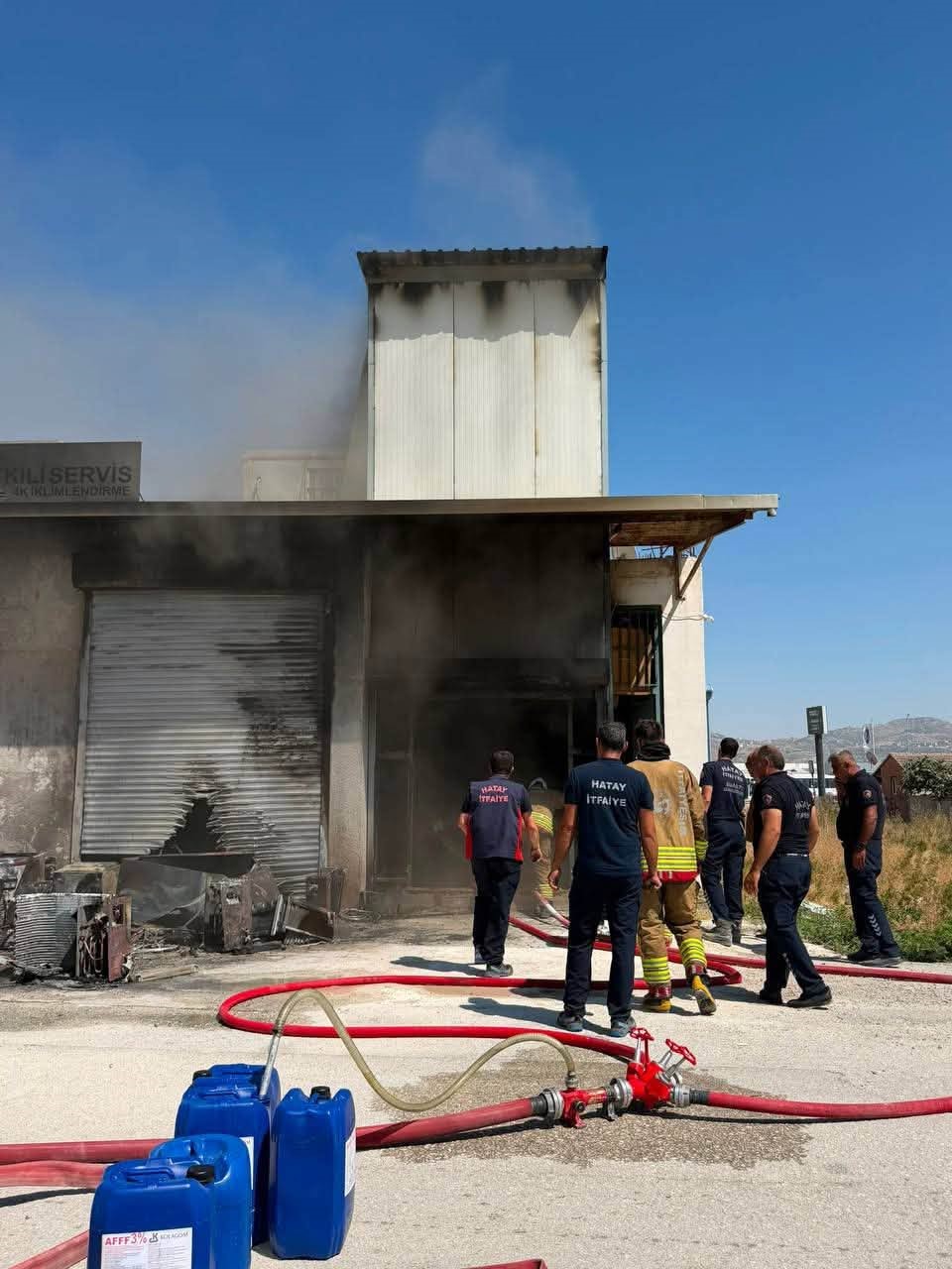 Antakya’da beyaz eşya deposunda yangın çıktı