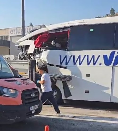 Yolcu otobüsü tıra arkadan çarptı: 2 ölü, 3’ü ağır 18 yaralı