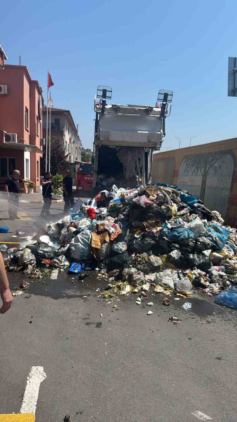 Yalova’da sürücü yanan çöp kamyonunu itfaiyeye götürdü