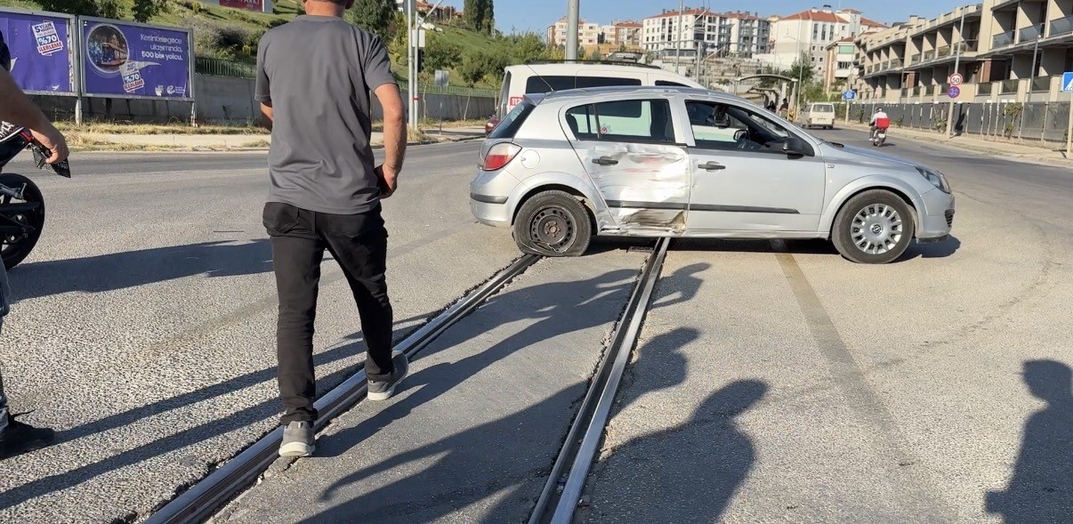 Kavşakta araç ve motosikletin karıştığı kazada 1 kişi yaralandı