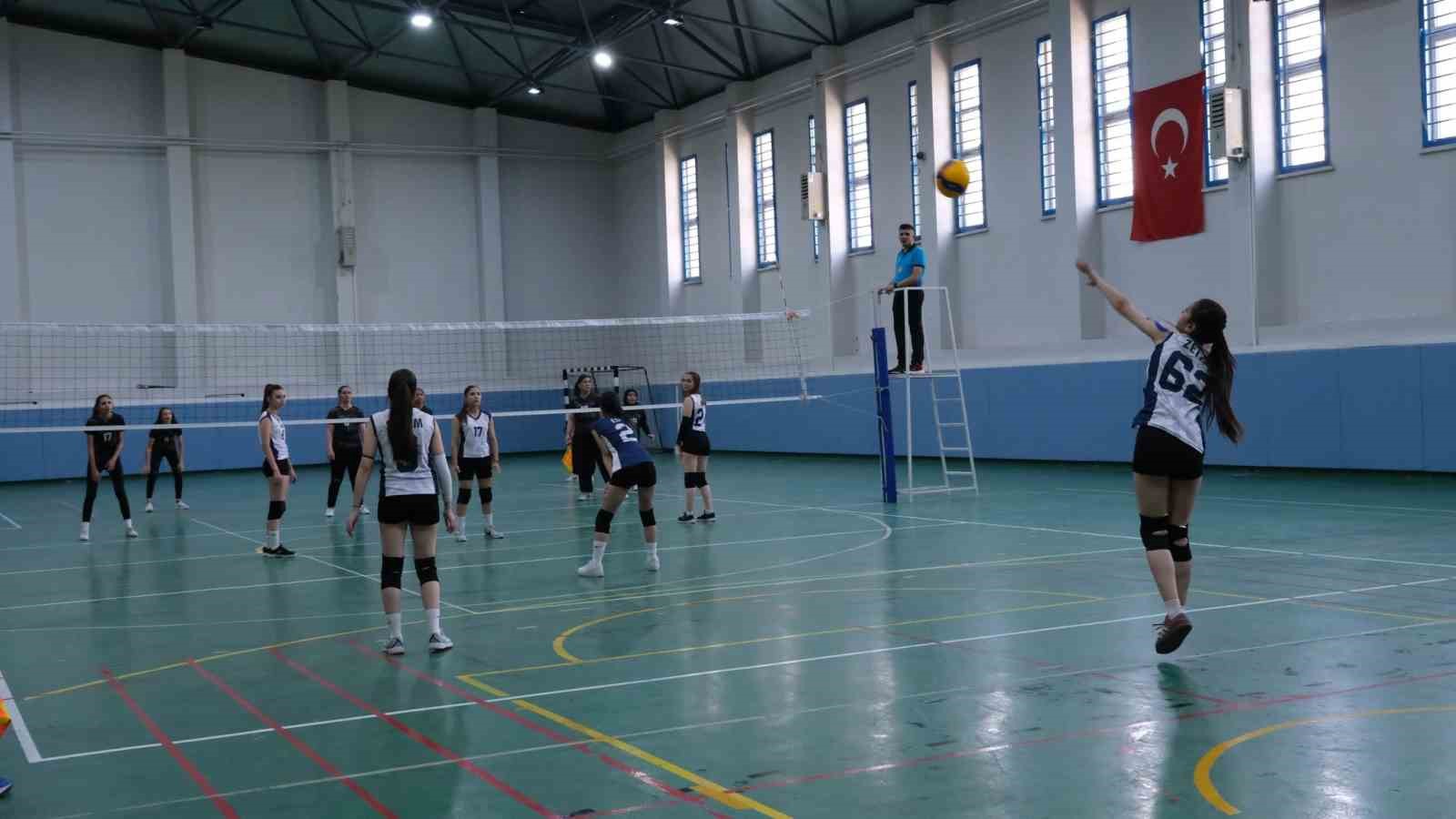 Okul Sporlarında voleybol heyecanı devam ediyor