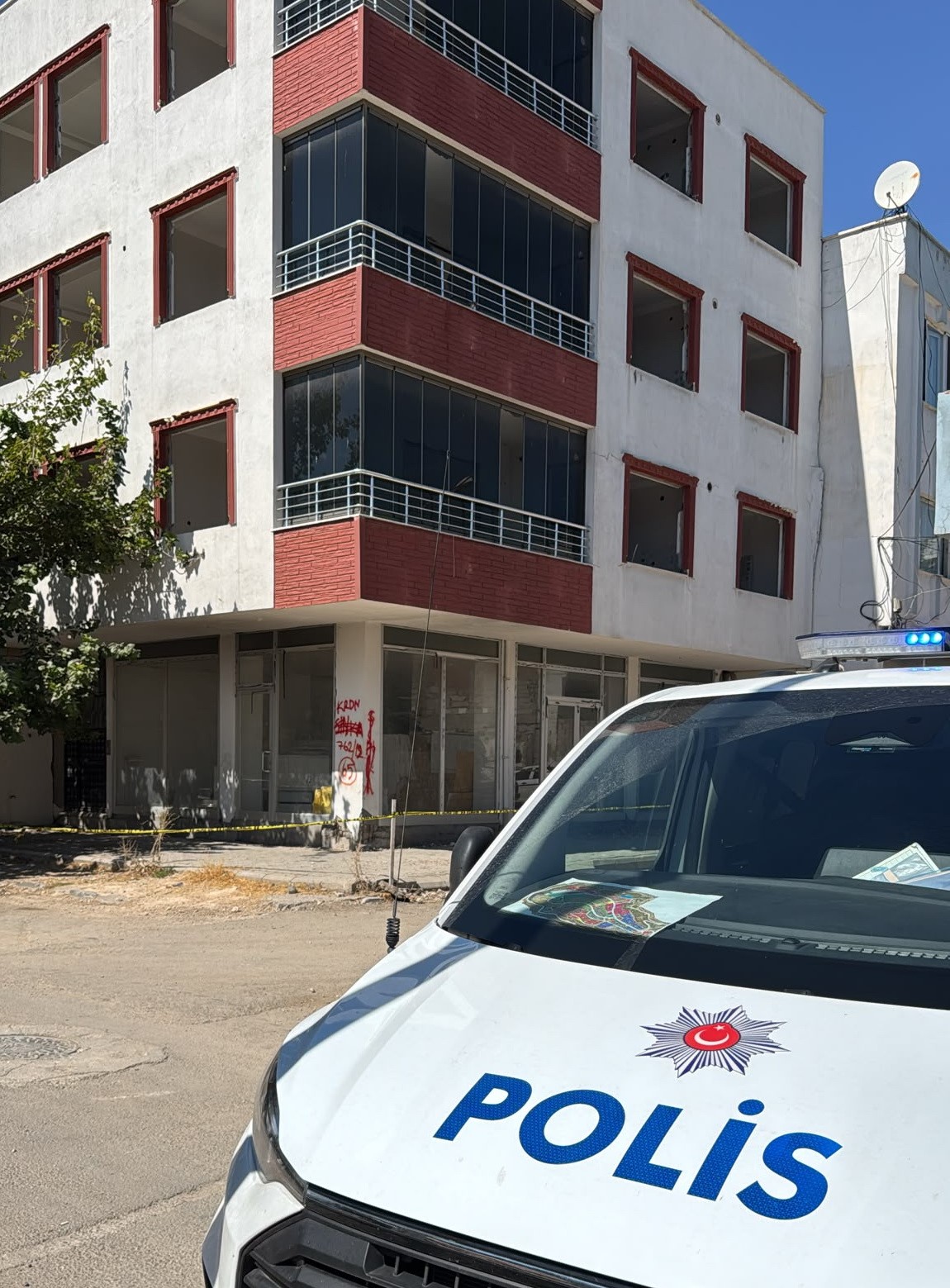 Hasarlı bina deprem sonrası korkuttu