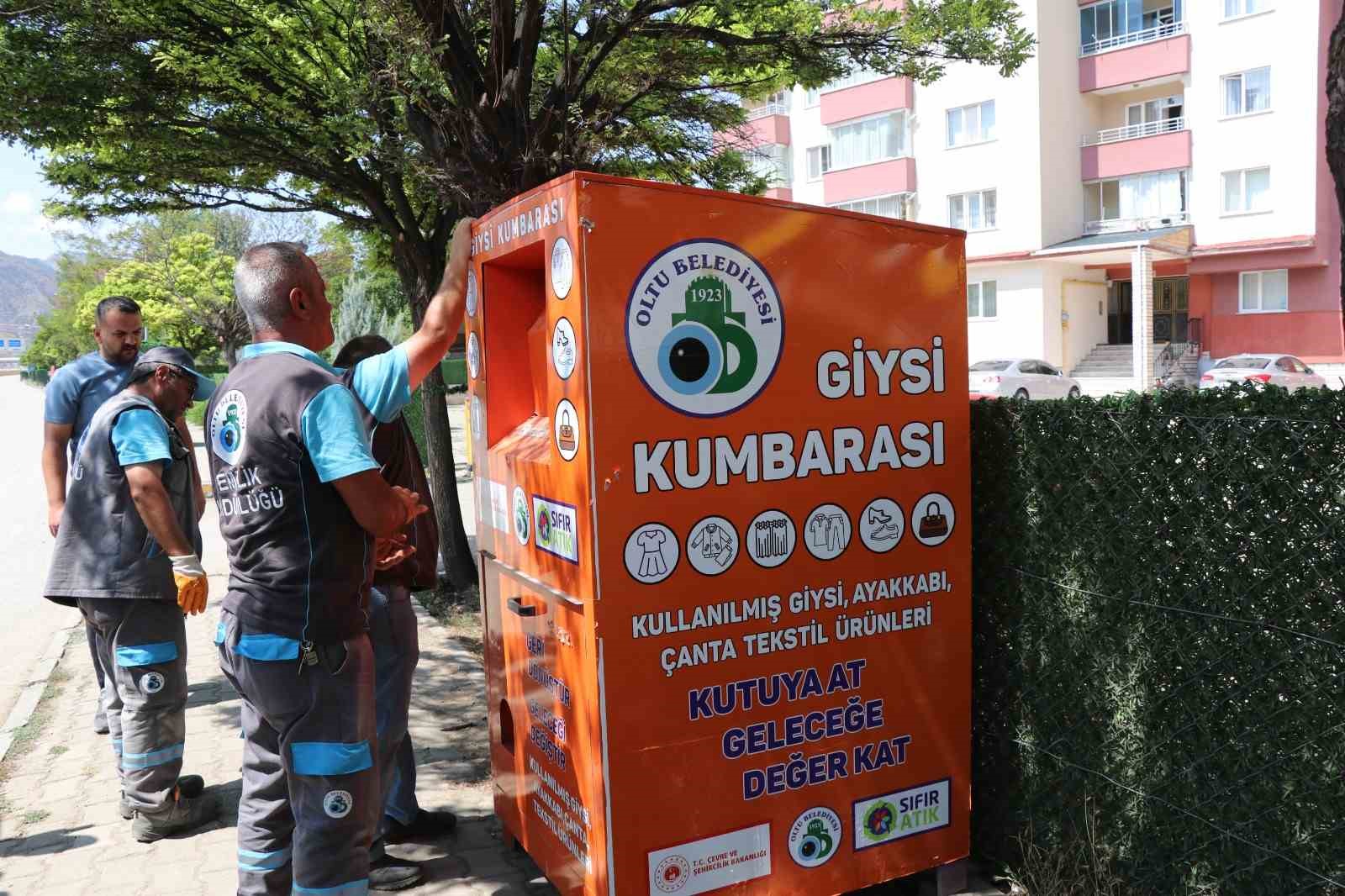 İl&ccedil;enin d&ouml;rt bir yanına giysi kumbaraları
