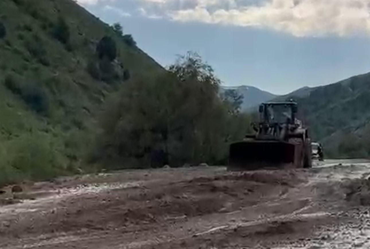 Yüksekova’da heyelan: Mezra yolu ulaşıma kapandı