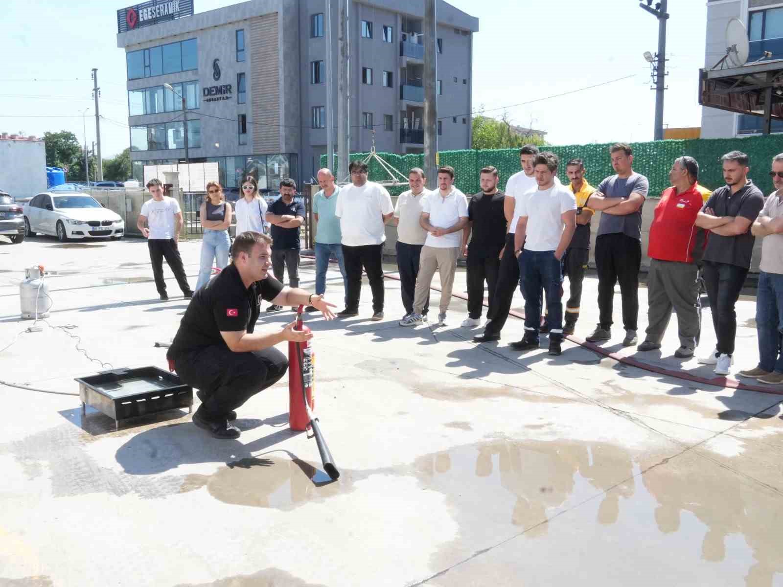 Akaryakıt istasyonu &ccedil;alışanlarına yangın g&uuml;venliği eğitimi