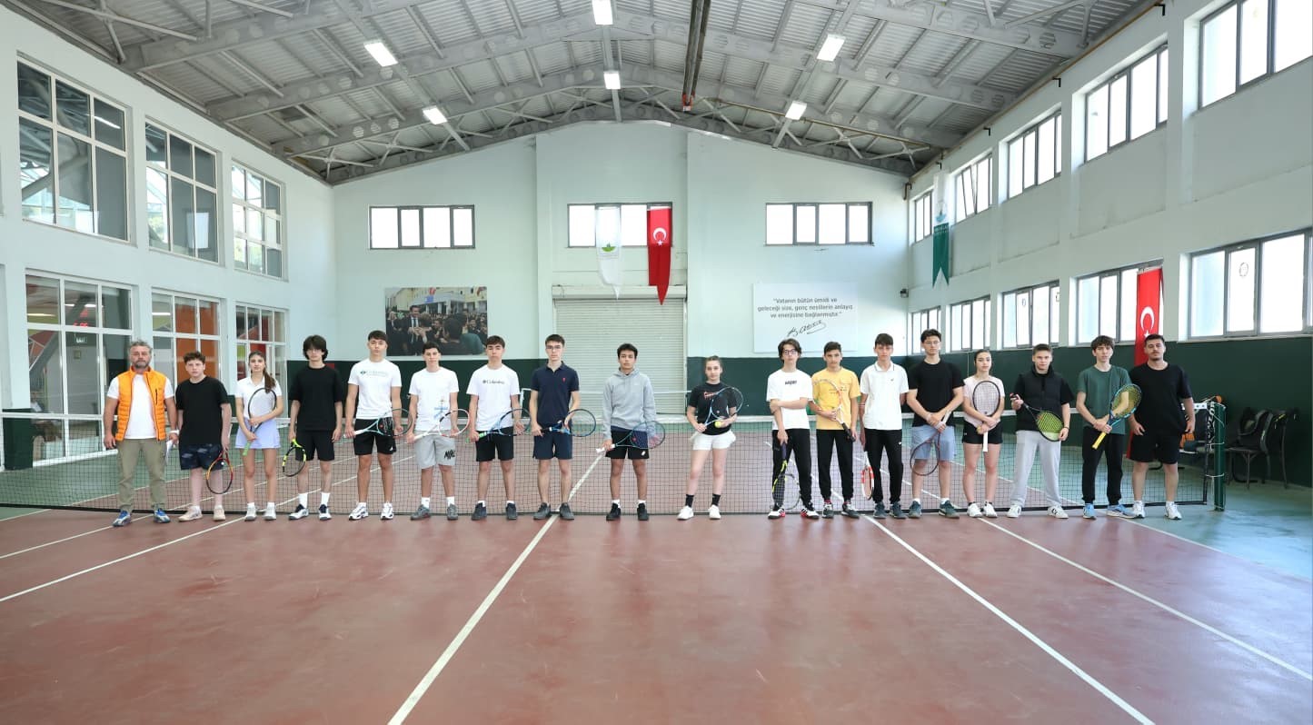 Osmangazi Belediyesi 19 Mayıs coşkusunu tenis kortlarına taşıdı