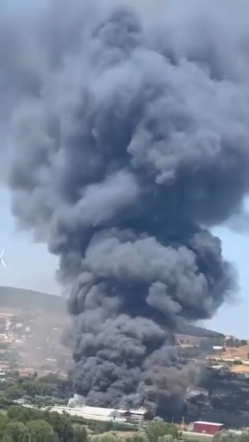 &Ccedil;atalca&rsquo;da bulunan bir iş yerinde yangın &ccedil;ıktı. Olay yerine &ccedil;ok sayıda itfaiye ekibi sevk edildi