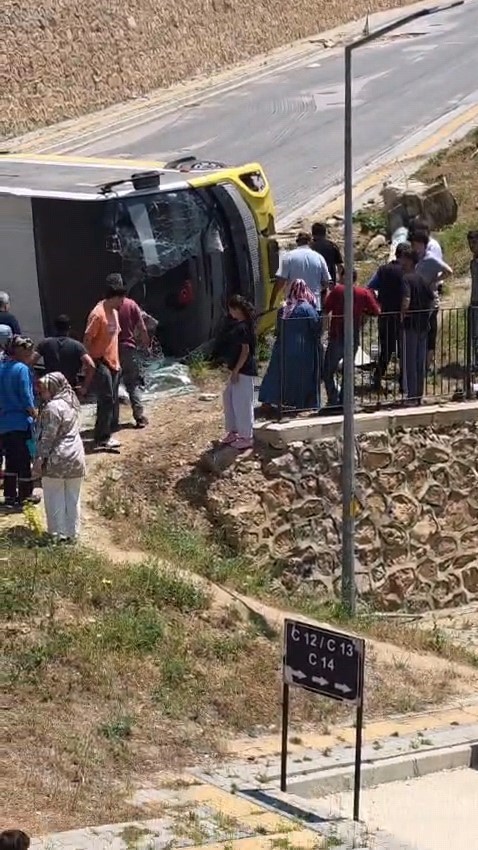 Kontrolden &ccedil;ıkan halk otob&uuml;s&uuml; devrildi: 1 yaralı