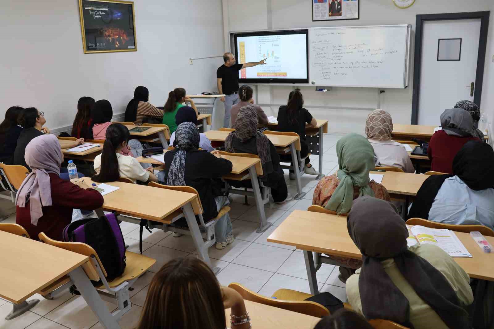 Haliliye Belediyesi gen&ccedil;lerin geleceğine rehber oluyor