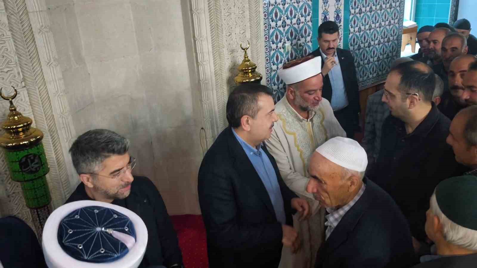 Milli Eğitim Bakanı Yusuf Tekin bayram namazını baba ocağı Uzundere’de kıldı