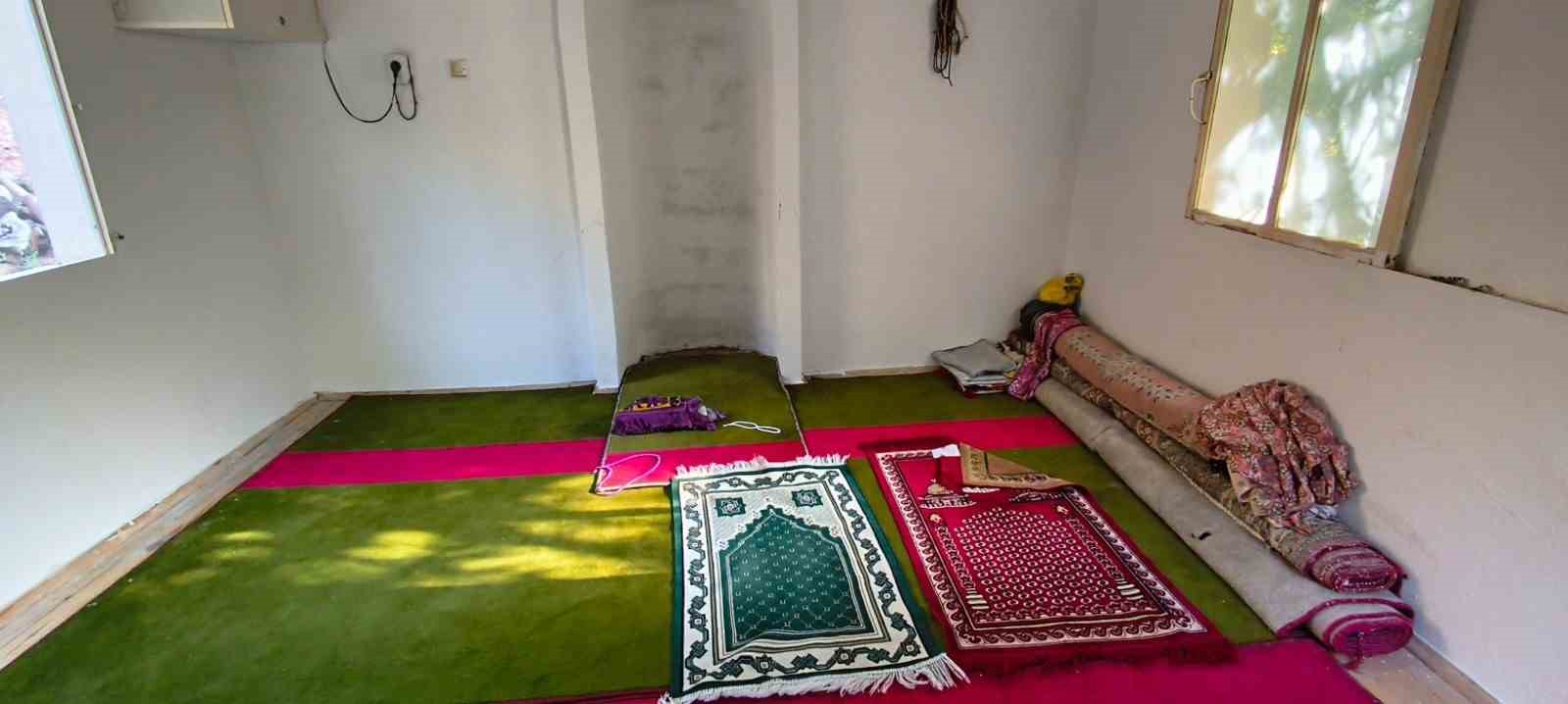 Mersin’de 9 metrekarelik cami dikkat çekiyor