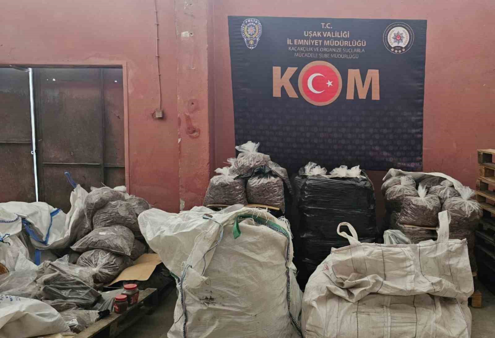 Uşak&rsquo;ta 30 ton bozuk ve tarihi ge&ccedil;miş gıda ele ge&ccedil;irildi