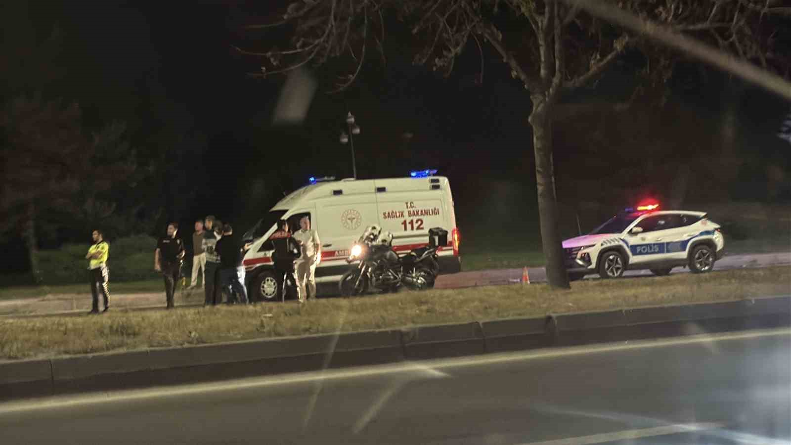 Alev topuna d&ouml;nen otomobil k&uuml;le oldu, s&uuml;r&uuml;c&uuml;n&uuml;n v&uuml;cudunda yanıklar oluştu
