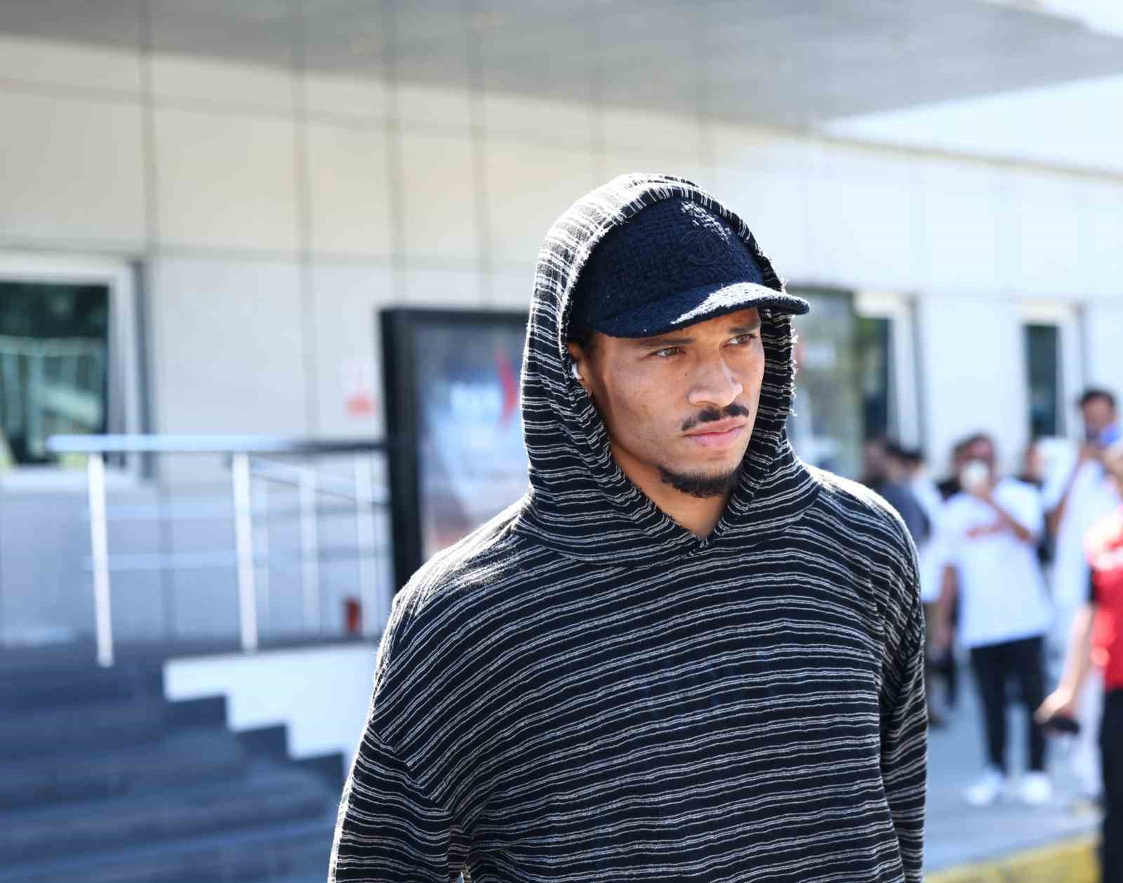 Galatasaray&rsquo;ın yeni transferi Deniz G&uuml;l, İstanbul&rsquo;a geldi