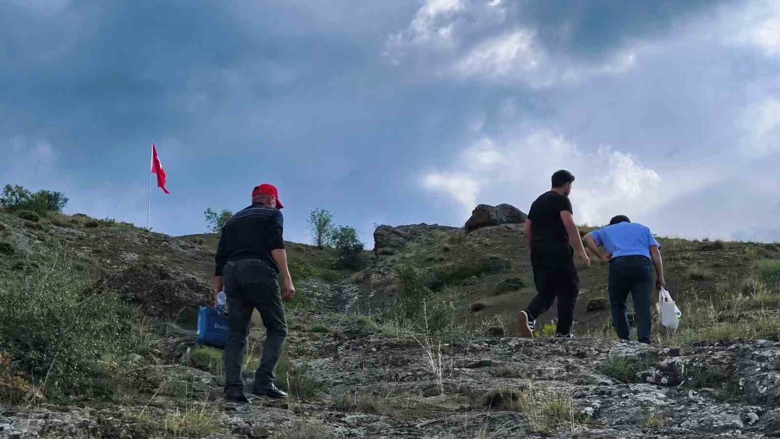 Şehit Öğretmen Neşe Alten’in adını bin 215 rakımlı tepede yaşattı: 16 metrelik Türk bayrağı dikti