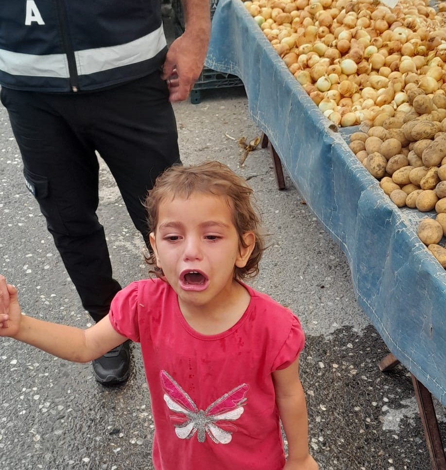 Pazarda kaybolan küçük kız, zabıta ekipleri sayesinde annesine kavuştu