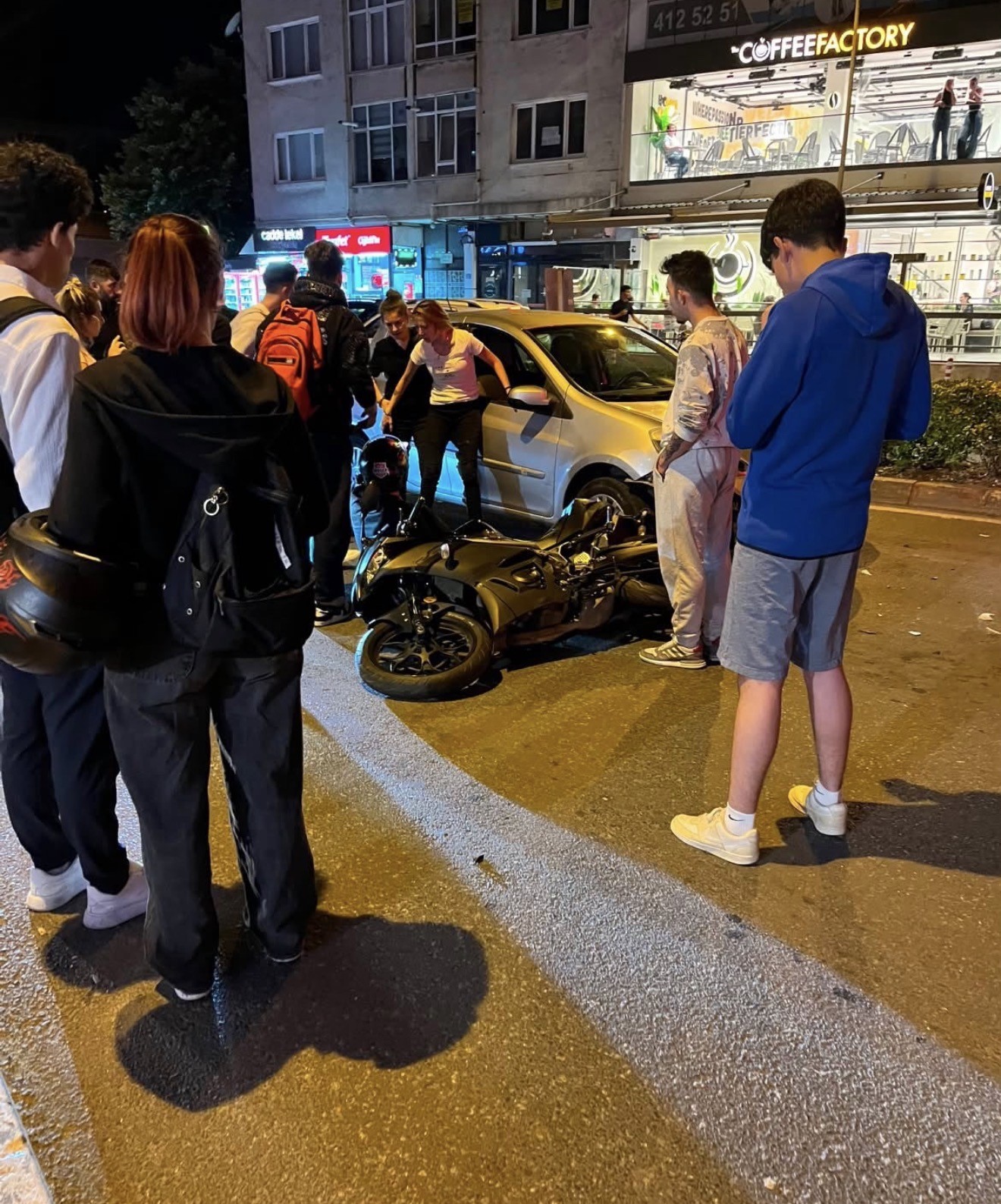 L&uuml;leburgaz&rsquo;da otomobil ile motosiklet &ccedil;arpıştı, taraflar arasında gerginlik yaşandı