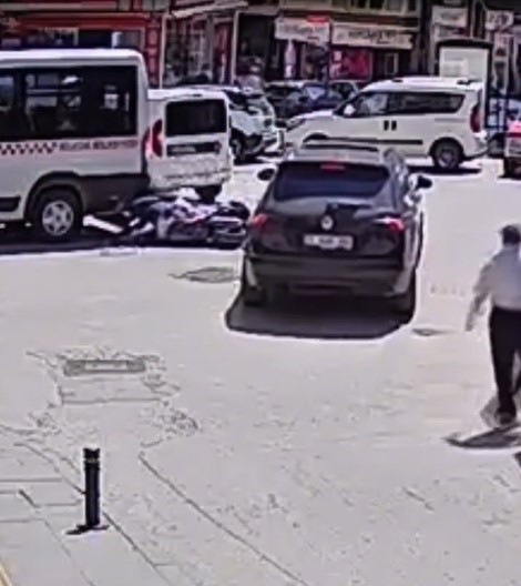 Otomobille çarpışan motosikletli az kalsın minibüsün altında kalıyordu