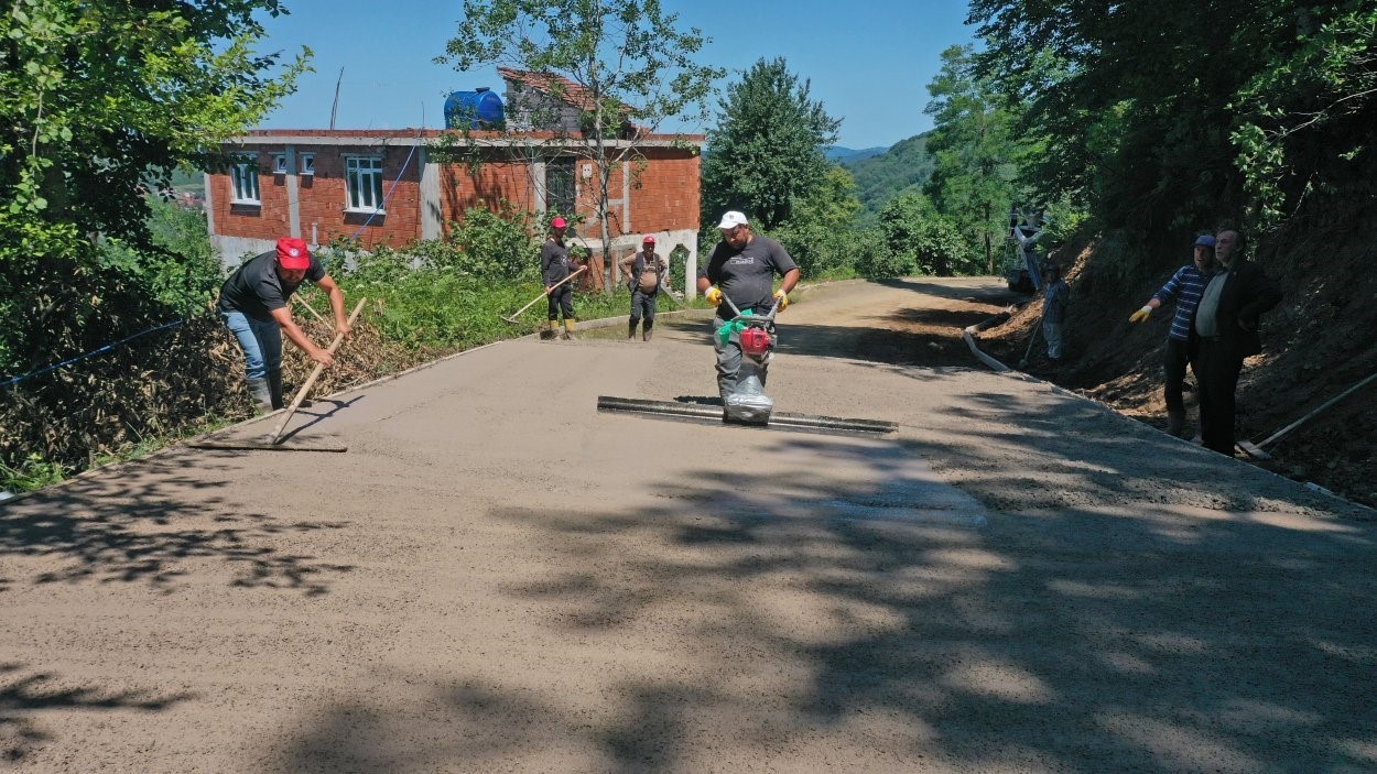Ordu&rsquo;nun kırsalında beton yol &ccedil;alışmaları