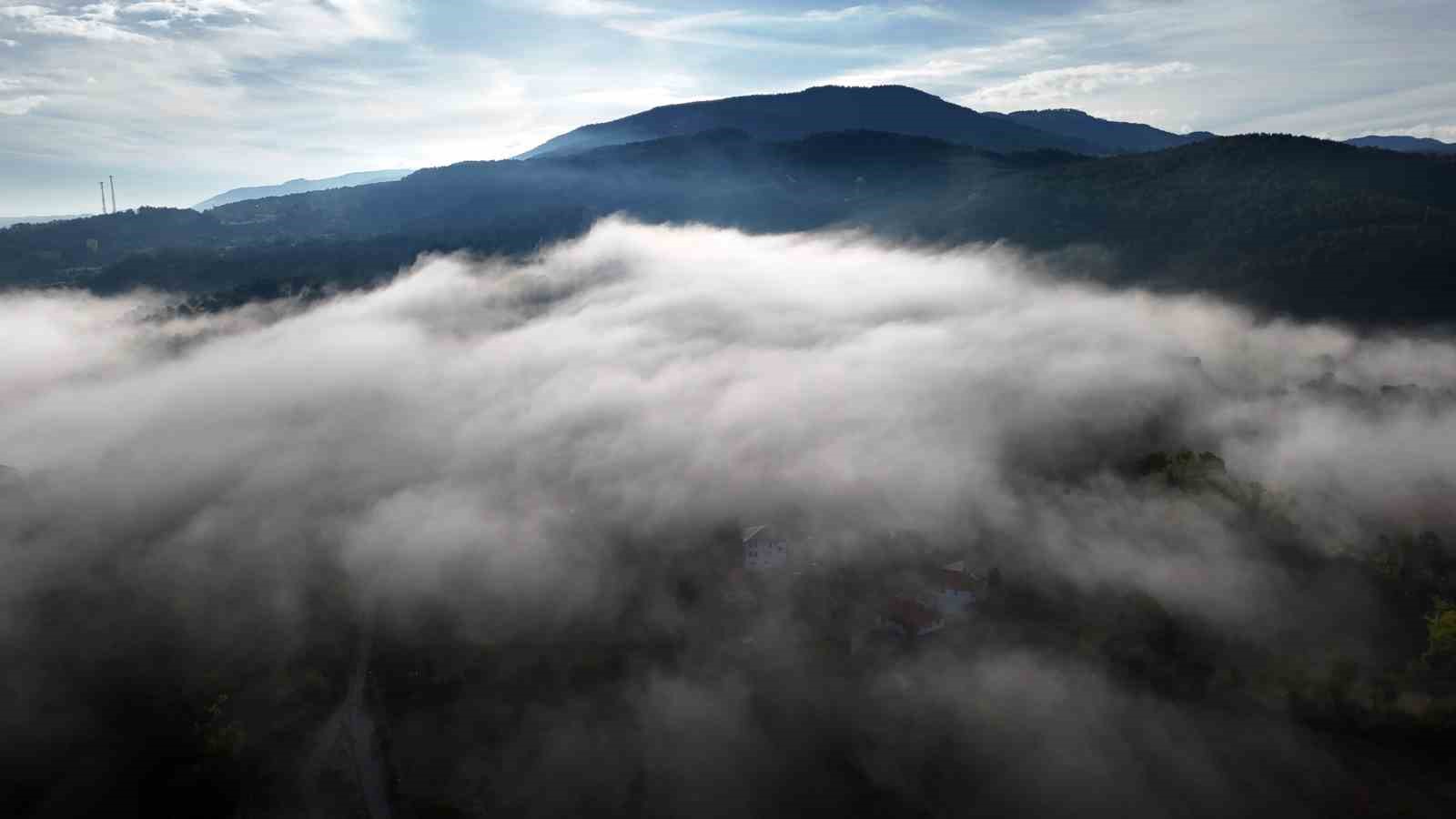 Kastamonu’da ilçe ve ormanların üzerini kaplayan sis bulutları görüntülendi