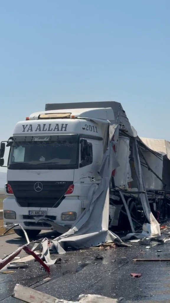 Otoyolda feci kaza: Tır alev aldı, 1 kişi hayatını kaybetti
