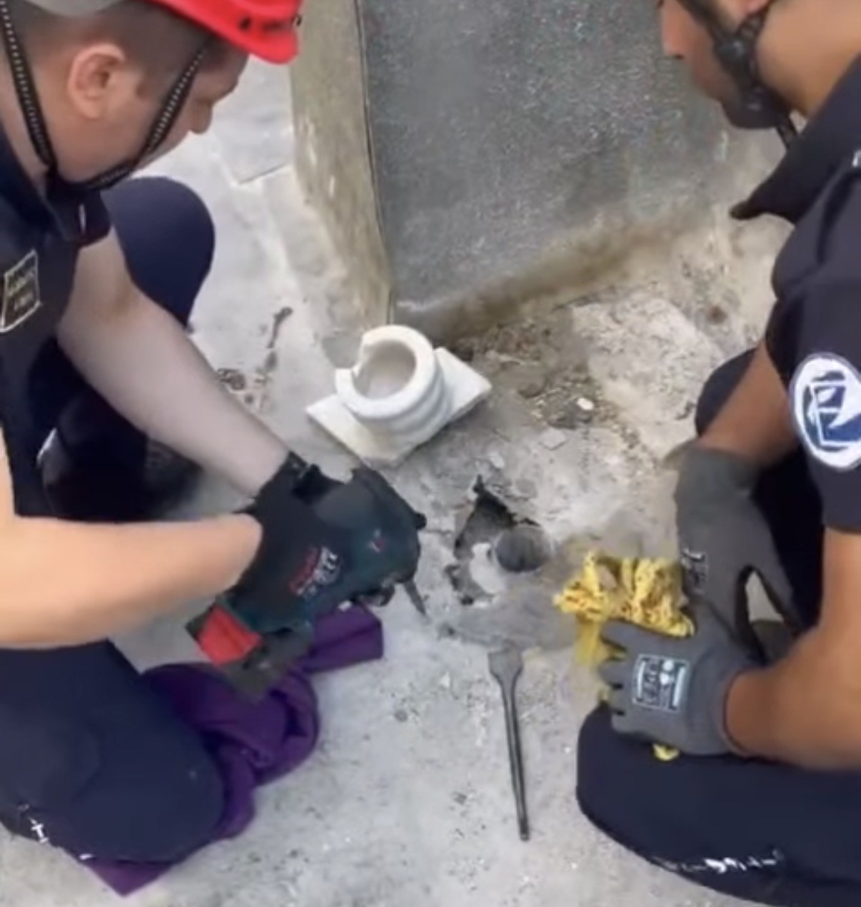 Teras gider borusunda 5 metre derine d&uuml;şen kediyi itfaiye kurtardı