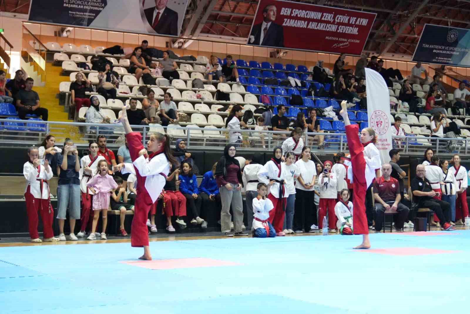 Balıkesır’de 15 Temmuz ruhu ile taekwondo poomsae heyecanı başladı