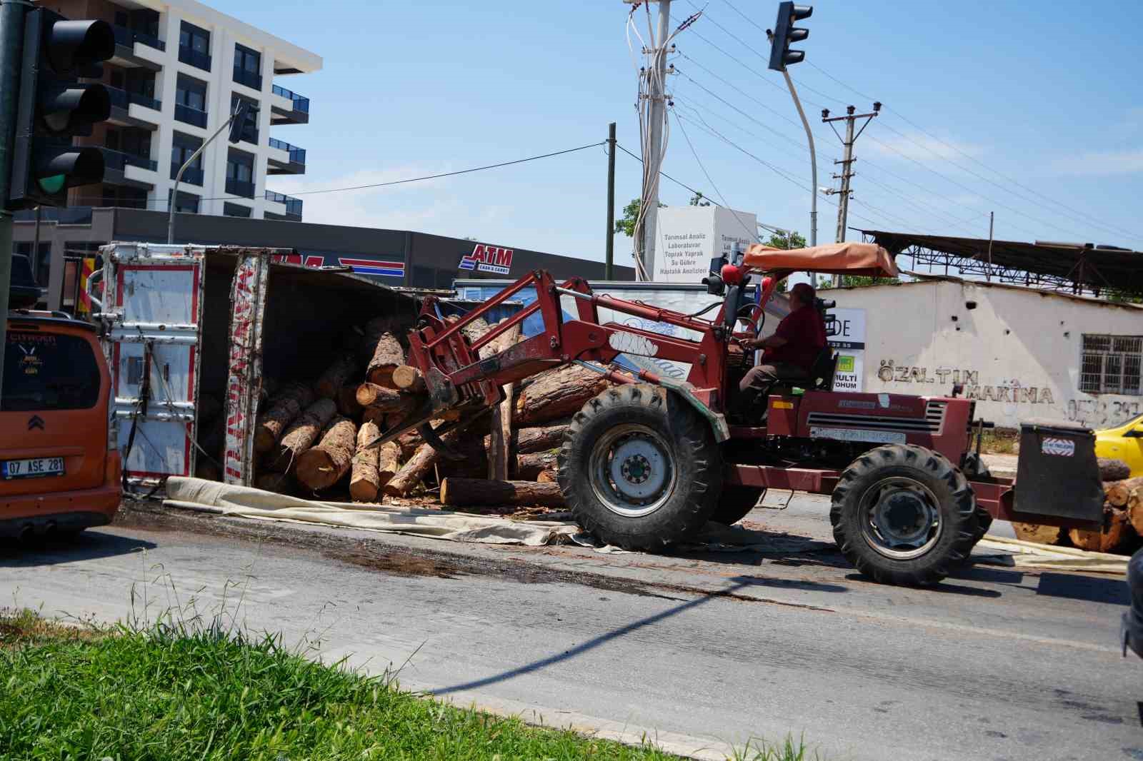 Kamyon kavşağa girerken devrildi, tomruklar yola savruldu