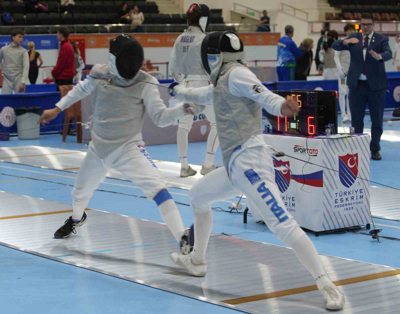 Yıldızlar ve Gençler Flöre Dünya Kupası’nda sporcular, kılıçlarını Samsun’da sallıyor