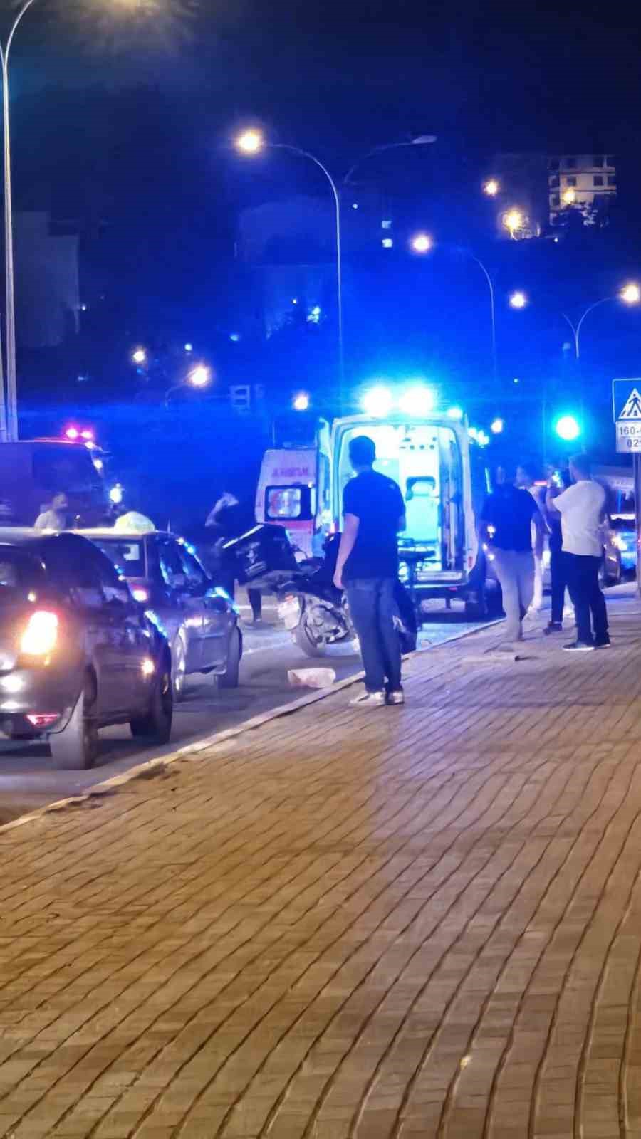 Orta refüje çarpan otomobil takla attı: 2 yaralı